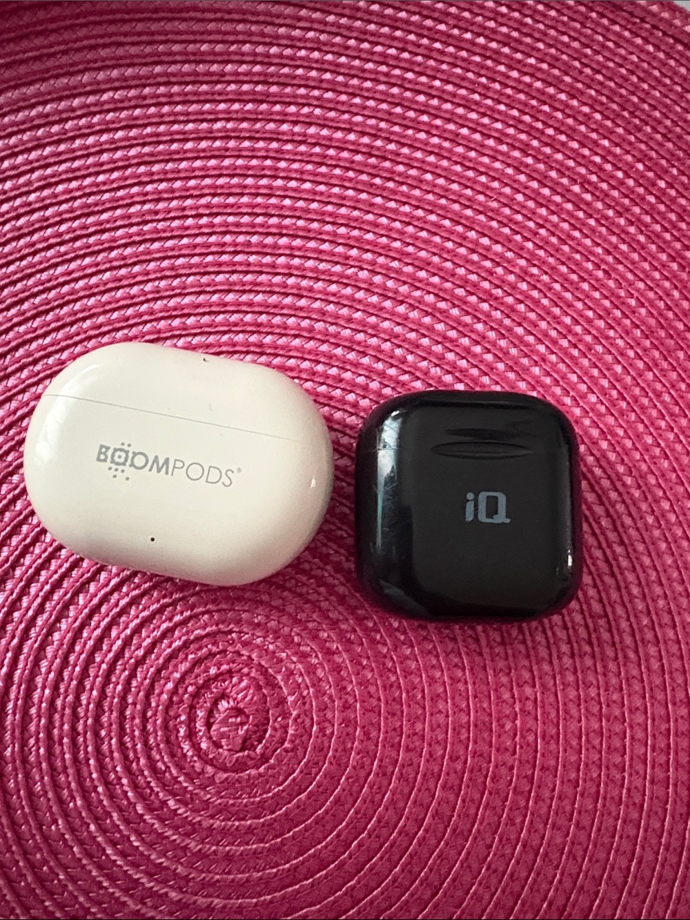 BOOMPODS White Earbud Case & Black iQ Charging Case - Pink Accent
